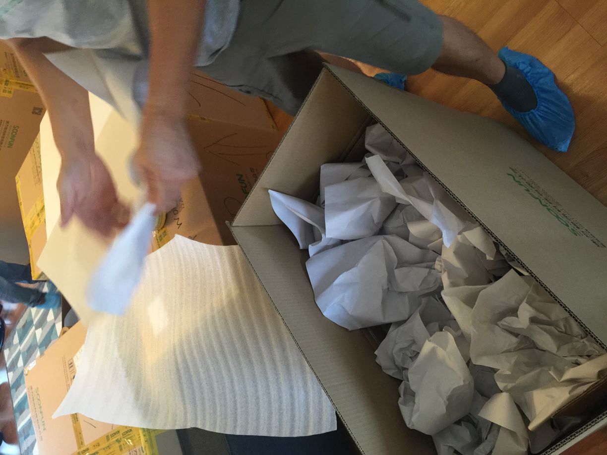 细碎物品封箱前用棉白纸塞满.png